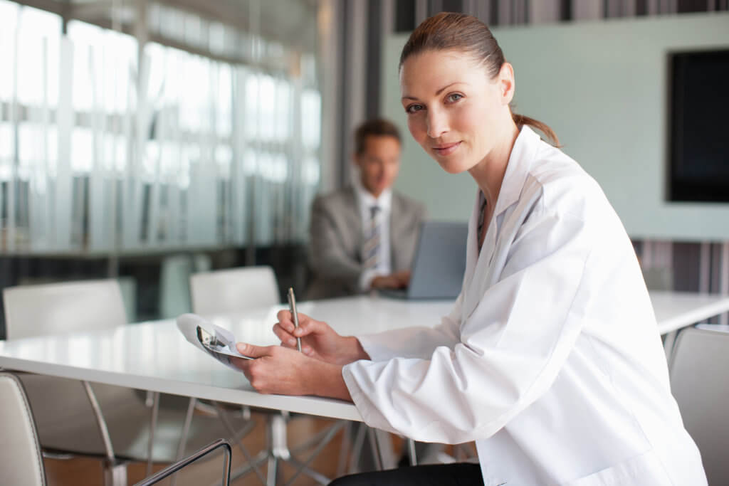 Femme médecin qui écrit